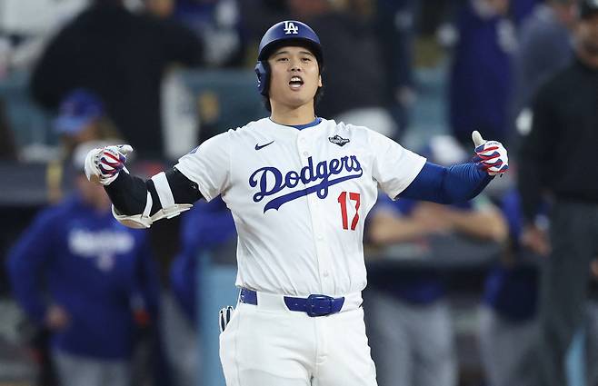 LA 다저스 오타니가 28일 WS 3차전에서 5회말 2루타를 날린 뒤 기뻐하고 있다. Imagn Images연합뉴스