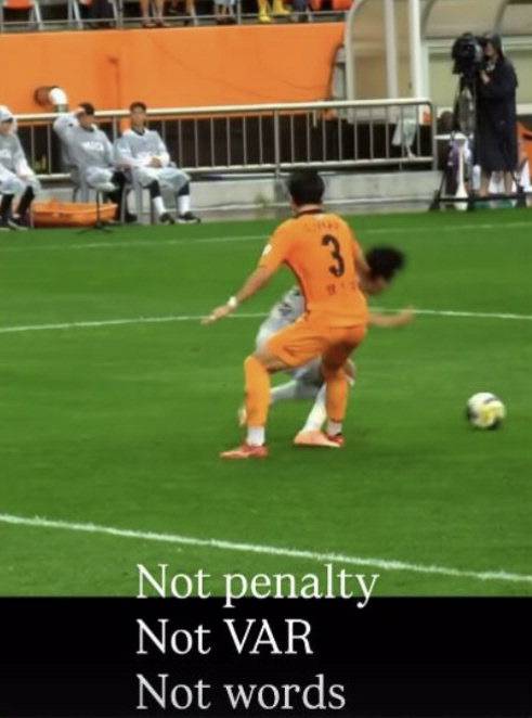 전북 현대 포옛 감독이 지난 3일 제주전 심판 판정에 불만을 표출하며 SNS에 “Not penalty, Not VAR, Not words”라는 글을 올렸다가 한국프로축구연맹으로부터 제재금 300만원의 징계를 받았다. 해당 장면은 이후 심판위원회에서 오심으로 결론났다. SNS 캡처