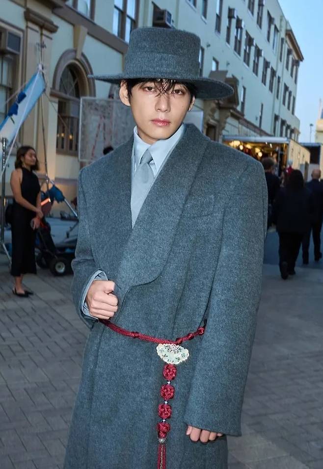 보그 할리우드에서 뷔가 선보인 모던 한복 스타일 /사진 뷔 인스타@thv