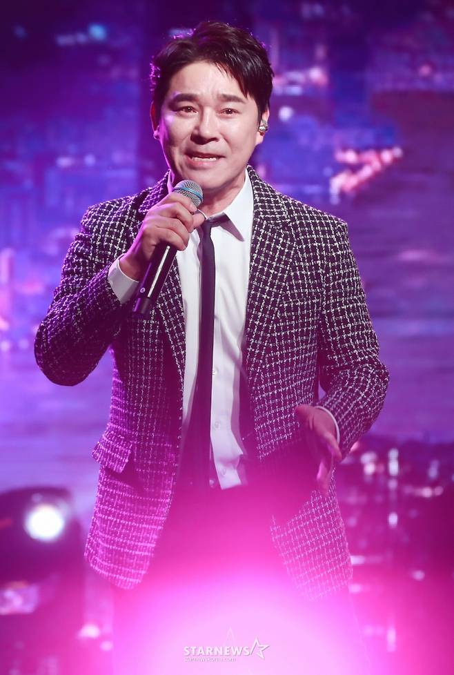 가수 임창정이 8일 오후 서울 강남구 일지아트홀에서 진행된 미니 3집 '멍청이' 발매기념 쇼케이스에 참석해 신곡을 선보이고 있다.  '멍청이'에는 타이틀곡 멍청이를 포함해 '더 많이 사랑하길', '용서해', '그냥 좋은 날', '멍청이(Inst.)' 총 5곡이 수록됐다. /2023.02.08