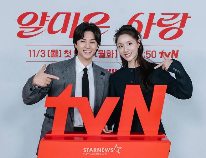 배우 김지훈, 서지혜가 28일 온라인으로 진행된 tvN 월화드라마 '얄미운 사랑' 제작발표회에 참석해 포즈를 취하고 있다. /사진제공=CJENM 2025.10.28 /사진=이동훈 photoguy@