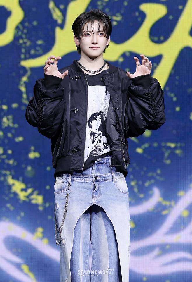 그룹 앤팀(&TEAM) 유마가 28일 서울 용산구 블루스퀘어에서 진행된 한국 데뷔 앨범 발매 기념 쇼케이스에서 포즈를 취하고 있다. /2025.10.28 /사진=김휘선 hwijpg@