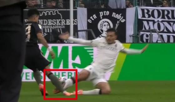 옌스 카스트로프가 지난 25일(한국시간) 독일 묀헨글라트바흐의 보루시아 파크에서 열린 바이에른 뮌헨과의 2025~2026 독일 분데스리가 8라운드에서 다이렉트 퇴장을 당한 태클 장면. /사진=중계화면 캡처