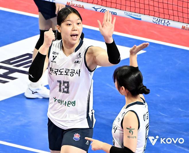 한국도로공사 이지윤(왼쪽)이 득점 후 기뻐하고 있다. /사진=KOVO 제공