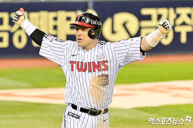 LG 트윈스 포수 박동원이 27일 서울 잠실야구장에서 열린 2025 신한 SOL Bank KBO 포스트시즌 한국시리즈(7전 4선승제, LG 1승) 2차전에서 한화 이글스를 상대로 2안타 1홈런 4타점을 기록, 팀 승리를 이끌었다. 사진 김한준, 박지영 기자