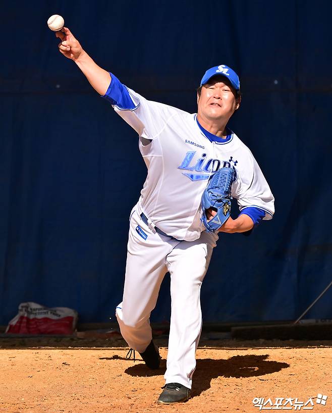 25일 오후 일본 오키나와 온나손 구장에서 열리는 SSG 랜더스와 삼성 라이온즈의 연습경기, 삼성 송은범이 불펜 피칭을 하고 있다. 엑스포츠뉴스 DB