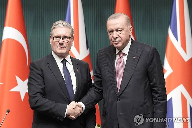 영국, 튀르키예에 유로파이터 20대 공급 계약 (AFP 앙카라=연합뉴스) 27일(현지시간) 오후 튀르키예 대통령궁에서 키어 스타머 영국 총리(왼쪽)와 레제프 타이이프 에르도안 튀르키예 대통령이 정상회담 후 악수하고 있다. 2025.10.27 photo@yna.co.kr