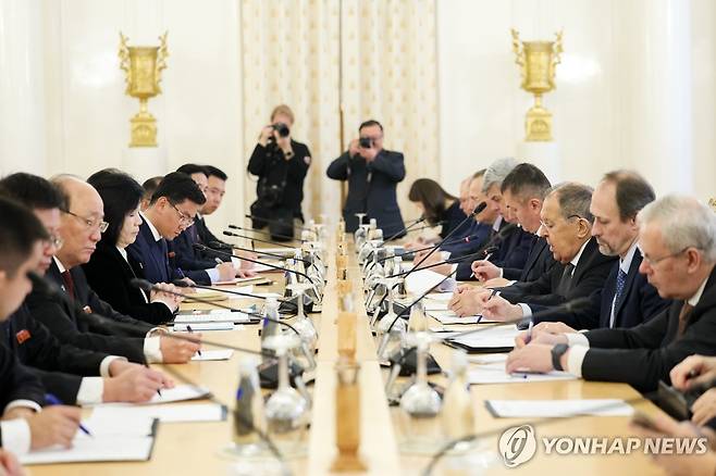 회담하는 세르게이 라브로프 러시아 외무장관과 최선희 북한 외무상 [EPA/러시아 외무부 연합뉴스. 재판매 및 DB 금지]