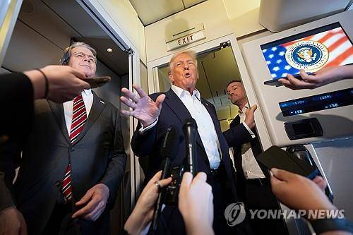전용기 안에서 기자들과 대화하는 트럼프 미국 대통령 [AP 연합뉴스 자료사진 재판매 및 DB금지]