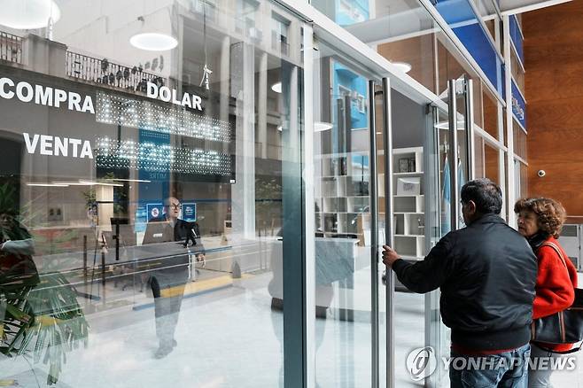 27일(현지시간) 부에노스아이레스 환전소 들어서는 주민 [부에노스아이레스 로이터=연합뉴스. 재판매 및 DB 금지]