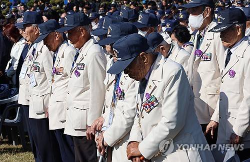 '턴 투워드 부산' 묵념  [연합뉴스 자료사진]