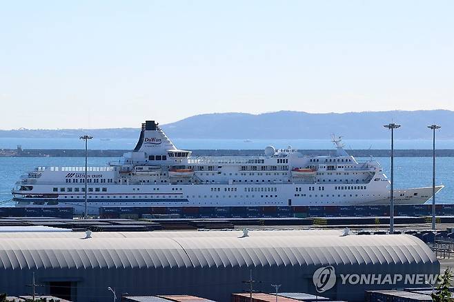 포항 영일만항에 도착한 이스턴비너스호 (포항=연합뉴스) 손대성 기자 = 경북 경주에서 열리는 아시아태평양경제협력체(APEC) 정상회의에 참석하는 경제인들의 '바다 위 숙소'인 이스턴비너스호 크루즈가 28일 포항 영일만항에 도착해 부두에 정박해 있다. 2025.10.28 sds123@yna.co.kr