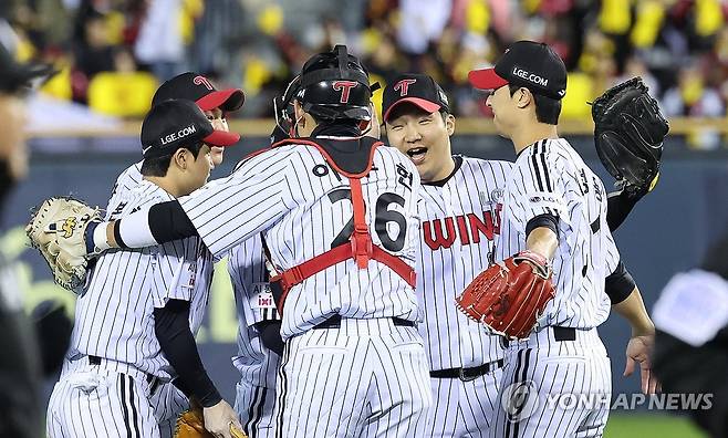 기뻐하는 문보경 (서울=연합뉴스) 임화영 기자 = 27일 서울 잠실야구장에서 열린 2025 프로야구 한국시리즈 한화 이글스 대 LG 트윈스 2차전에서 13-5로 승리한 LG 문보경 등 선수들이 기뻐하고 있다. 2025.10.27 hwayoung7@yna.co.kr