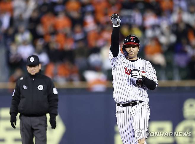 문보경 ‘3타점’ (서울=연합뉴스) 윤동진 기자 = 27일 서울 잠실야구장에서 열린 2025 프로야구 한국시리즈 한화 이글스 대 LG 트윈스 2차전. 4회 말 2사 만루 때 LG 문보경이 3타점 2루타를 친 후 기뻐하고 있다. 2025.10.27 mon@yna.co.kr