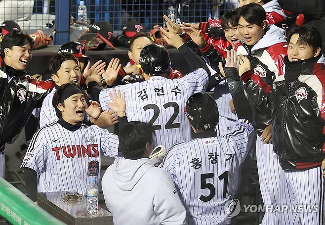 문보경의 싹쓸이 안타 (서울=연합뉴스) 신준희 기자 = 27일 서울 잠실야구장에서 열린 2025 프로야구 한국시리즈 한화 이글스 대 LG 트윈스 2차전. 
    4회말 2사 만루 상황에서 LG 문보경이 친 3타점 2루타에 홈을 밟은 김현수와 홍창기가 동료들과 환호하고 있다. 2025.10.27 hama@yna.co.kr