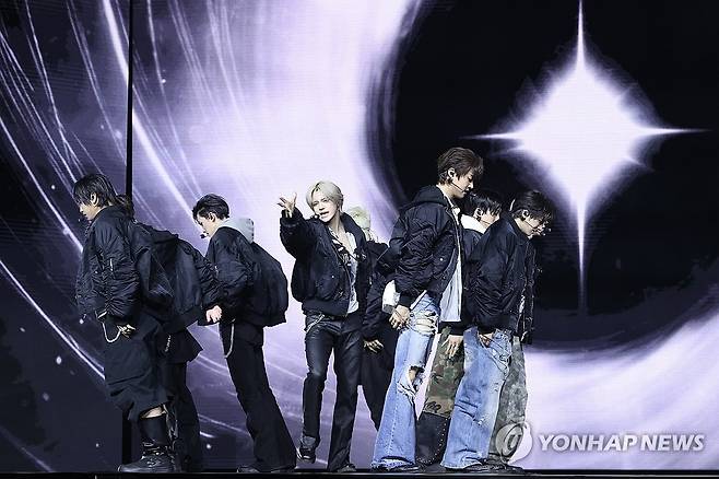 앤팀, 한국 데뷔 앨범 발매 쇼케이스 (서울=연합뉴스) 강민지 기자 = 그룹 앤팀(&TEAM)이 28일 서울 용산구 블루스퀘어에서 열린 한국 데뷔 미니 1집 '백 투 라이프'(Back to Life) 발매 기념 미디어 쇼케이스에서 타이틀 곡 무대를 선보이고 있다. 2025.10.28
 mjkang@yna.co.kr