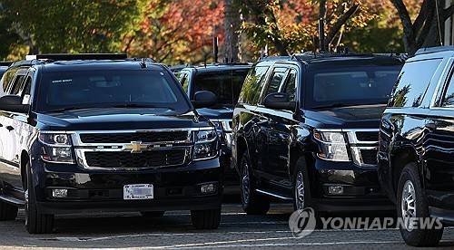 줄지어 늘어선 美 경호 차량  (경주=연합뉴스) 윤관식 기자 = 2025 경주 아시아태평양경제협력체(APEC) CEO 서밋 개막일인 28일 경북 경주시 한 숙소에 미국 정부 소속 경호 차량이 줄지어 주차돼 있다. 2025.10.28
    psik@yna.co.kr