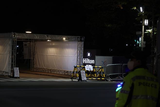 힐튼호텔 주변 순찰하는 경찰  (경주=연합뉴스) 박세진 기자 = 도널드 트럼프 미국 대통령 방한을 하루 앞둔 28일 아시아태평양경제협력체(APEC) 정상회의장 인근인 경북 경주 힐튼호텔 앞에서 경찰이 순찰하고 있다. 이곳에서 트럼프 대통령이 방한해 숙박할 것으로 알려졌다. 2025.10.28 psik@yna.co.kr