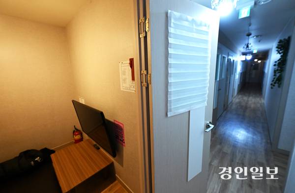 최근 일부 룸카페가 청소년 출입 허가 기준을 지키지 않은 채 미성년자를 상대로 영업하고 있는 것으로 나타났다. 29일 오전 수원시의 한 룸카페 방문에 커튼이 설치돼 있다. 2025.10.29 /최은성기자 ces7198@kyeongin.com