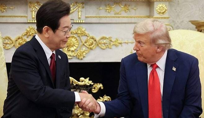 ▲ 이재명 대통령이 지난 8월 25일(현지시간) 미국 워싱턴 DC 백악관 오벌오피스에서 도널드 트럼프 미국 대통령과 한미 정상회담을 하고 있다. /연합뉴스