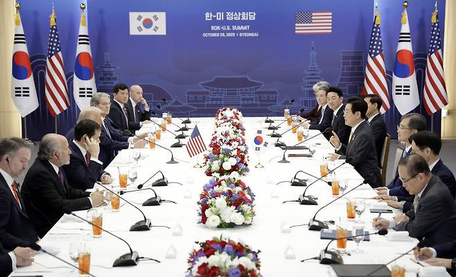 ▲ 이재명 대통령과 도널드 트럼프 미국 대통령이 29일 경북 경주박물관에서 한미 정상회담을 하고 있다. /연합뉴스