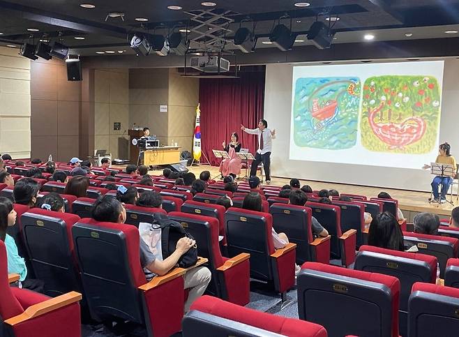 ▲ 경기도교육청평생학습관이 생애주기별 독서문화프로그램을 통해 진행한 어린이 인성교육 그림책 입체낭독극