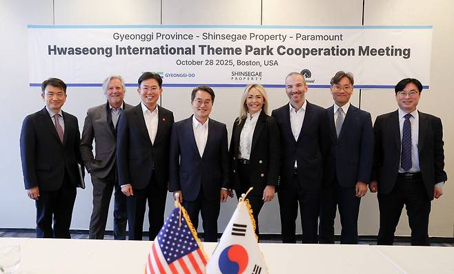 ▲ 28일(현지시간) 오전 김동연 경기지사가 화성 국제테마파크 조성 본격화를 위해 관계자들과 회담을 마치고 기념 촬영을 하고 있다./사진제공=경기도