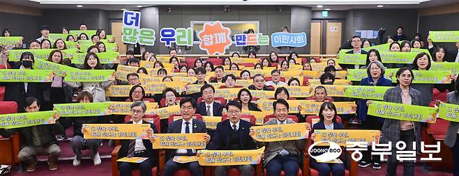 28일 오후 서울시 여의도 국회의원회관에서 열린 '이주민 인권보장체제 구축 정책토론회'에서 최윤정 중부일보 대표이사, 윤종오 진보당 의원, 박해철 더불어민주당 의원, 이인애 경기도의회 의원, 이석준 국가인권위원회 사무총장, 이자스민 한국문화다양성기구 이사장, 김용국 경기도외국인복지센터장 협의회장 등 토론회 참가자들이 플래카드를 들고 기념촬영을 하고 있다. 임채운기자