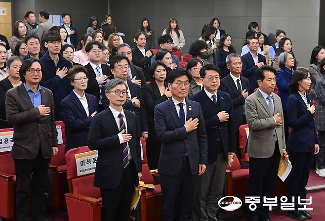 28일 오후 서울시 여의도 국회의원회관에서 열린 '이주민 인권보장체제 구축 정책토론회'에서 최윤정 중부일보 대표이사, 윤종오 진보당 의원, 박해철 더불어민주당 의원, 이인애 경기도의회 의원, 이석준 국가인권위원회 사무총장, 이자스민 한국문화다양성기구 이사장, 김용국 경기도외국인복지센터장 협의회장 등 토론회 참가자들이 국민의례를 하고 있다. 임채운기자
