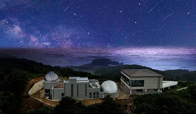 옹진군 자월도 천문공원과 은하수 합성 사진.