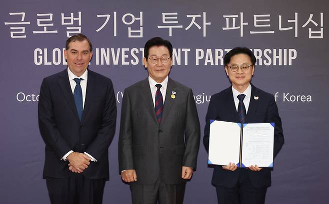 이재명 대통령이 29일 경북 경주예술의전당에서 열린 투자협약식에서 맷 가먼 아마존웹서비스(AWS) CEO, 김정관 산업부 장관과 기념촬영하고 있다. 연합뉴스