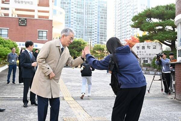 2025학년도 대학수학능력시험이 치러진 지난해 11월 14일 아침, 박종훈 경남교육감이 창원시 성산구 창원중앙여자고등학교 시험장 입구에서 수험생들을 응원하고 있다. /경남도민일보 DB