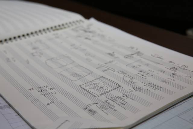 강한뫼 작곡가의 작곡 노트. 김도훈 기자