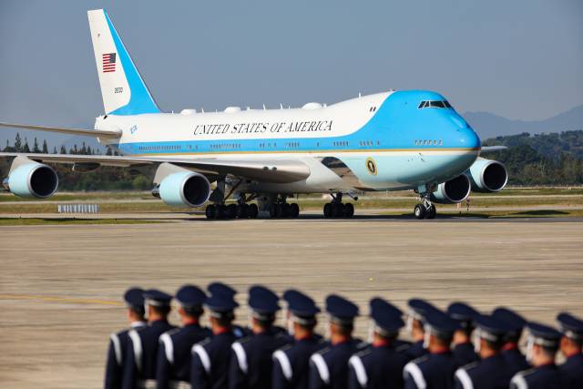 도널드 트럼프 미국 대통령의 전용기 에어포스원이 29일 부산 김해국제공항에 도착하는 모습. 연합뉴스