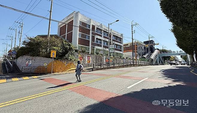 지난 28일 오전 광주 서구 화정동 광주서초등학교 앞 도로. 한 시민이 무단횡단을 하고 있다.