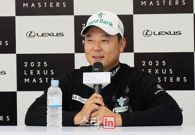 함정우가 기자회견에서 16번홀에서 틀 노래를 선곡한 이유를 설명하고 있다. (사진=렉서스 마스터즈)