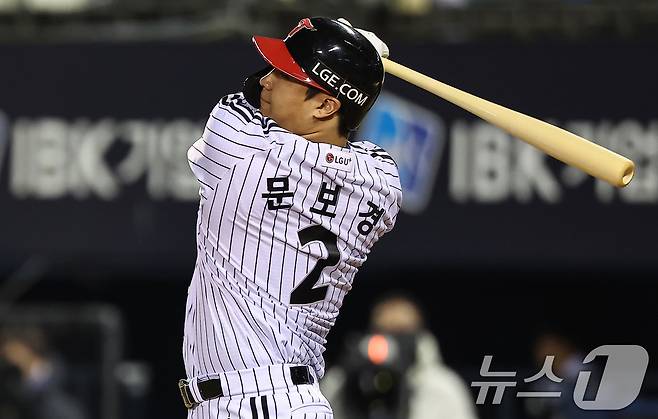 27일 서울 송파구 잠실야구장에서 열린 프로야구 2025 신한 SOL뱅크 KBO 포스트시즌 한국시리즈 2차전 한화 이글스와 LG 트윈스의 경기, 8회말 2사 1루 상황에서 LG 문보경이 2점 홈런을 치고 있다. 2025.10.27/뉴스1 ⓒ News1 김도우 기자