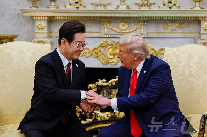 이재명 대통령이 25일(현지시간) 미국 워싱턴 백악관에서 도널드 트럼프 대통령과 한미 정상회담을 하고 있다. ⓒ 로이터=뉴스1 ⓒ News1 신웅수 기자