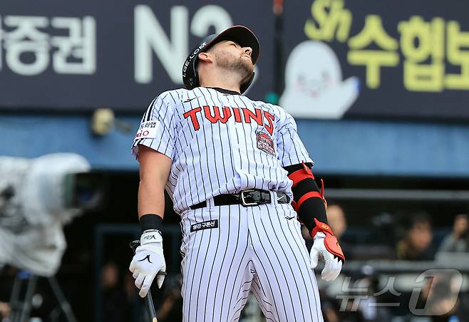 아쉬워하는 LG 트윈스 외국인 타자 오스틴 딘. 2025.10.26/뉴스1 ⓒ News1 김진환 기자