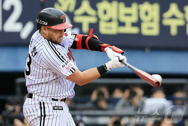 타격하는 LG 트윈스 외국인 타자 오스틴 딘. 2025.10.26/뉴스1 ⓒ News1 김진환 기자