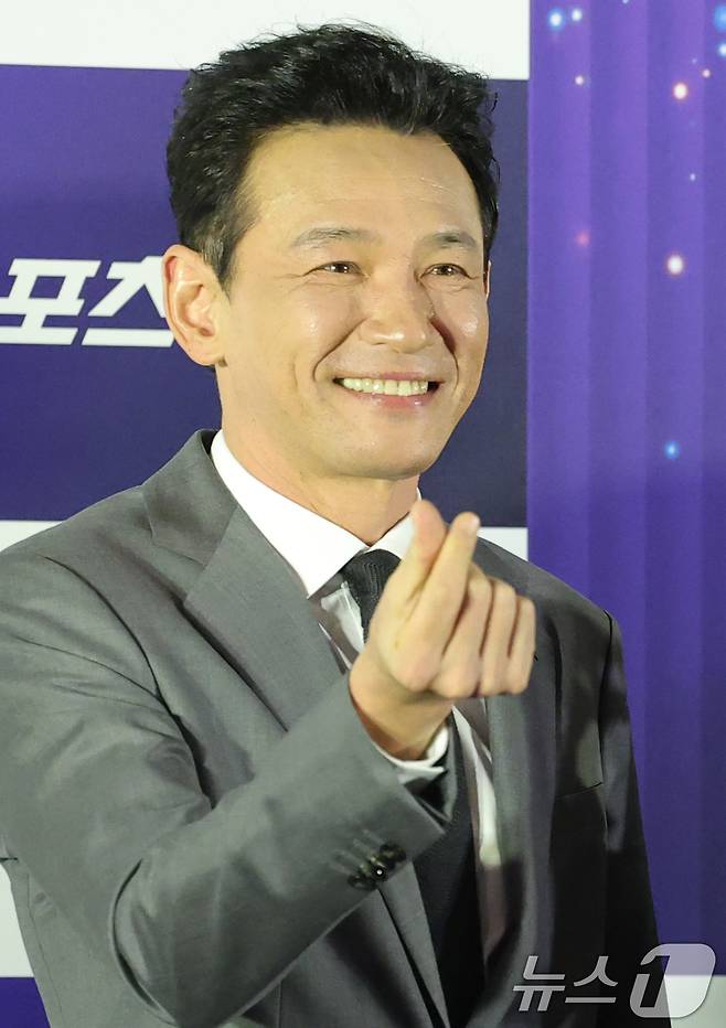 배우 황정민이 29일 오전 서울 영등포구 CGV여의도에서 열린 제45회 청룡영화상 수상자 핸드프린팅 행사에서 포즈를 취하고 있다. 2025.10.29/뉴스1 ⓒ News1 권현진 기자