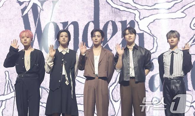 그룹 위아이(WEi) 장대현, 유용하, 김요한, 김동한, 강석화가 29일 오후 서울 광진구 예스24라이브홀에서 가진 여덟 번째 미니 앨범 'Wonderland'(원더랜드) 발매 쇼케이스에서 포즈를 취하고 있다. ⓒ News1 권현진 기자