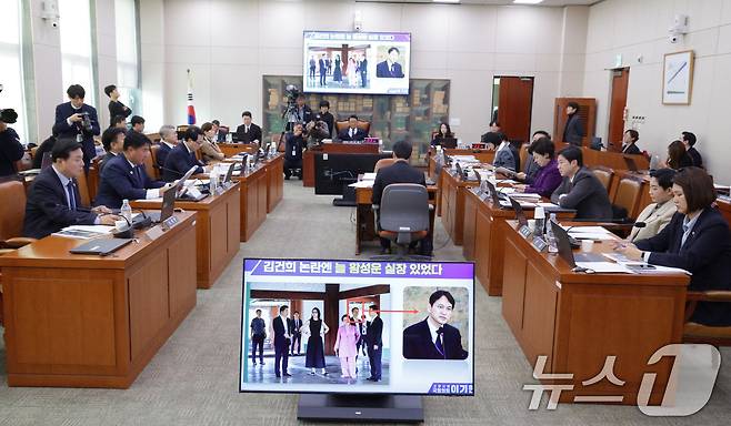 이기헌 더불어민주당 의원이 29일 서울 여의도 국회 문화체육관광위원회에서 열린 문화체육관광부 등에 대한 종합감사에서 김건희 여사의 경복궁 근정전 어좌 착석에 대한 질의를 하고 있다. 2025.10.29/뉴스1 ⓒ News1 신웅수 기자