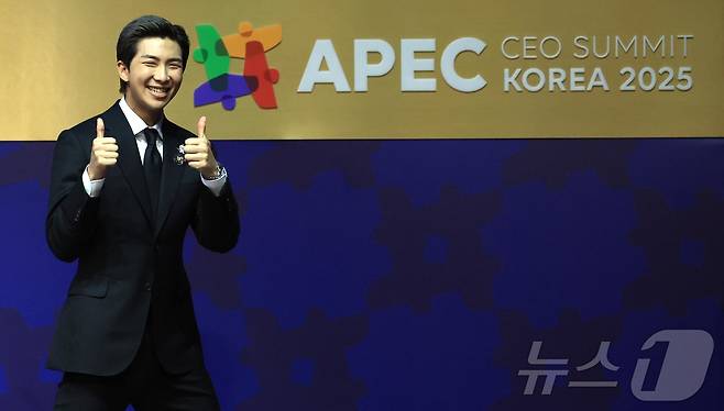 그룹 BTS의 RM이 29일 경북 경주예술의전당에서 열린 아시아태평양경제협력체(APEC) 정상회의 최고경영자(CEO) 서밋(Summit)에 참석해 'APEC 지역 내 문화산업과 K-컬쳐 소프트파워'를 주제로 연설 후 인사하고 있다. (공동취재) 2025.10.29/뉴스1 ⓒ News1 김민지 기자