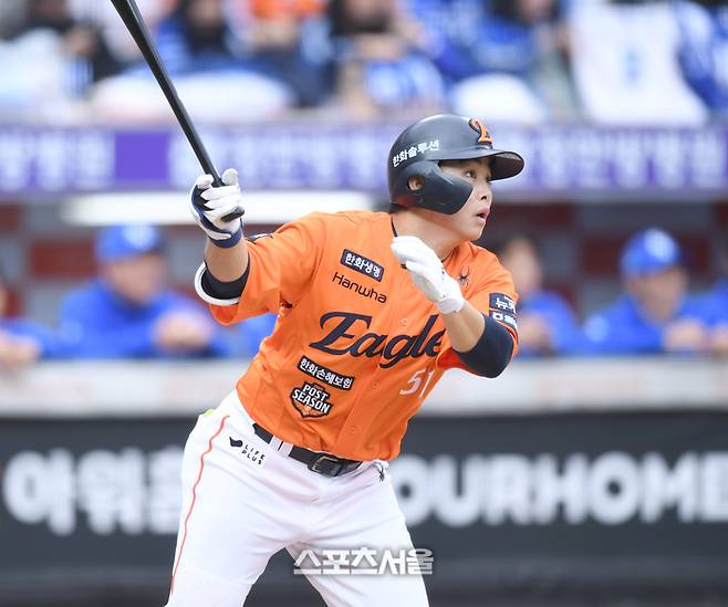 한화 문현빈이 18일 대전 한화생명 볼파크에서 열린 2025 KBO 포스트시즌 플레이오프(PO) 1차전 삼성과 경기 2회말 2사만루 3타점 2루타를 친 후 환호하고 있다. 대전 | 최승섭기자 thunder@sportsseoul.com