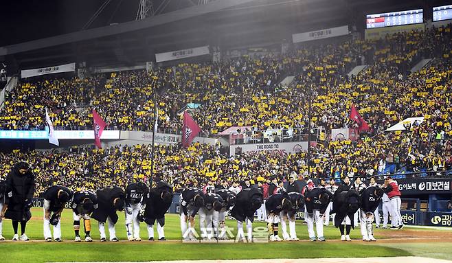 한화 선수들이 27일 서울 잠실구장에서 열린 2025 KBO리그 한화와 한국시리즈 2차전에서 5-13으로 패하며 2연패에 빠진 뒤 팬들에게 고개 숙여 인사를 하고 있다. 잠실 | 박진업 기자 upandup@sportsseoul.com