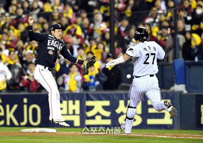 한화 황영묵이 27일 서울 잠실구장에서 열린 2025 KBO리그 LG와의 한국시리즈 2차전 7회말 무사 2루 LG 박동원의 희생 번트 때 3루수 노시환의  악송구를 잡지 못하고 있다.잠실 | 박진업 기자 upandup@sportsseoul.com