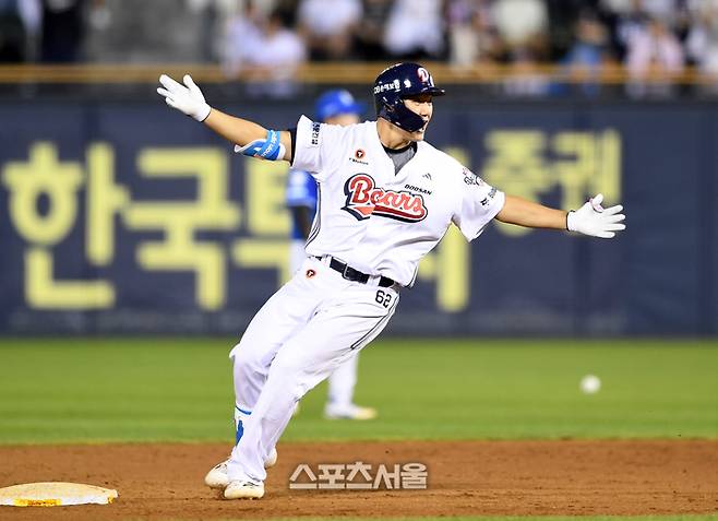 두산 안재석이 28일 잠실구자에서 열린 2025 KBO리그 삼성과 경기 연장 10회말 2사 1-2루 상황에서 삼성 투수 김재윤을 상대로 끝내기 1타점 2루타를 친 뒤 기뻐하고 있다. 잠실 | 박진업 기자 upandup@sportsseoul.com