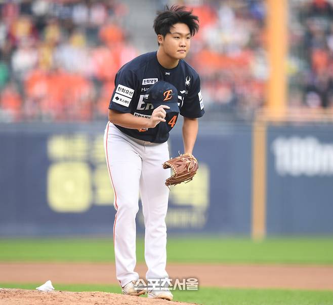 한화 투수 정우주가 26일 서울 잠실구장에서 열린 2025 KBO 포스트시즌 한국시리즈 1차전 LG와 경기 6회말 1사1루 투구에 맞은 상대 박해민에 사과하고 있다. 잠실 | 최승섭기자 thunder@sportsseoul.com