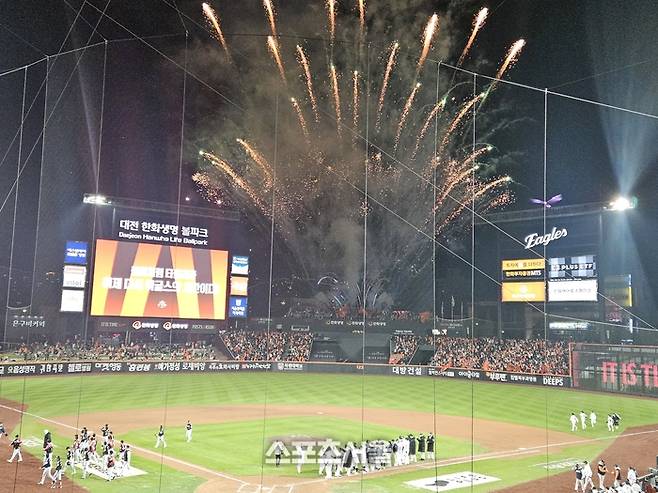 한화가 29일 대전 한화생명 볼파크에서 열린 2025 KBO 한국시리즈 3차전 LG와 경기에서 7-3 역전승을 거뒀다. 경기 후 불꽃 공연이 펼쳐졌다. 대전 | 김동영 기자 raining99@sportsseoul.com